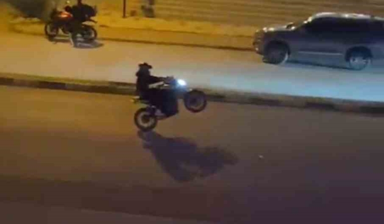 motosikletlilerin-tek-tekerle-tehlikeli-yolculuklari-kamerada-ns9VhNdc.jpg
