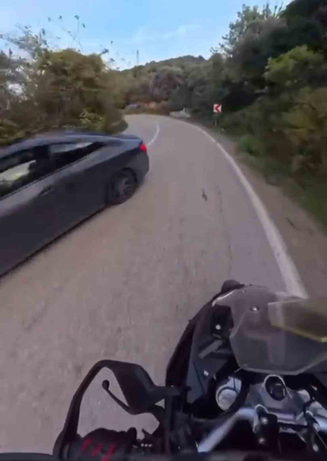 motosikletlinin saniyelerle olumden kurtuldugu anlar kameraya yansidi 0 NjFS7QFI