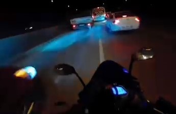 motosikletlinin tehlike atlattigi anlar kamerada 0 bRJcFgLq