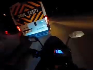 motosikletlinin tehlike atlattigi anlar kamerada 2 vVnh5RU8
