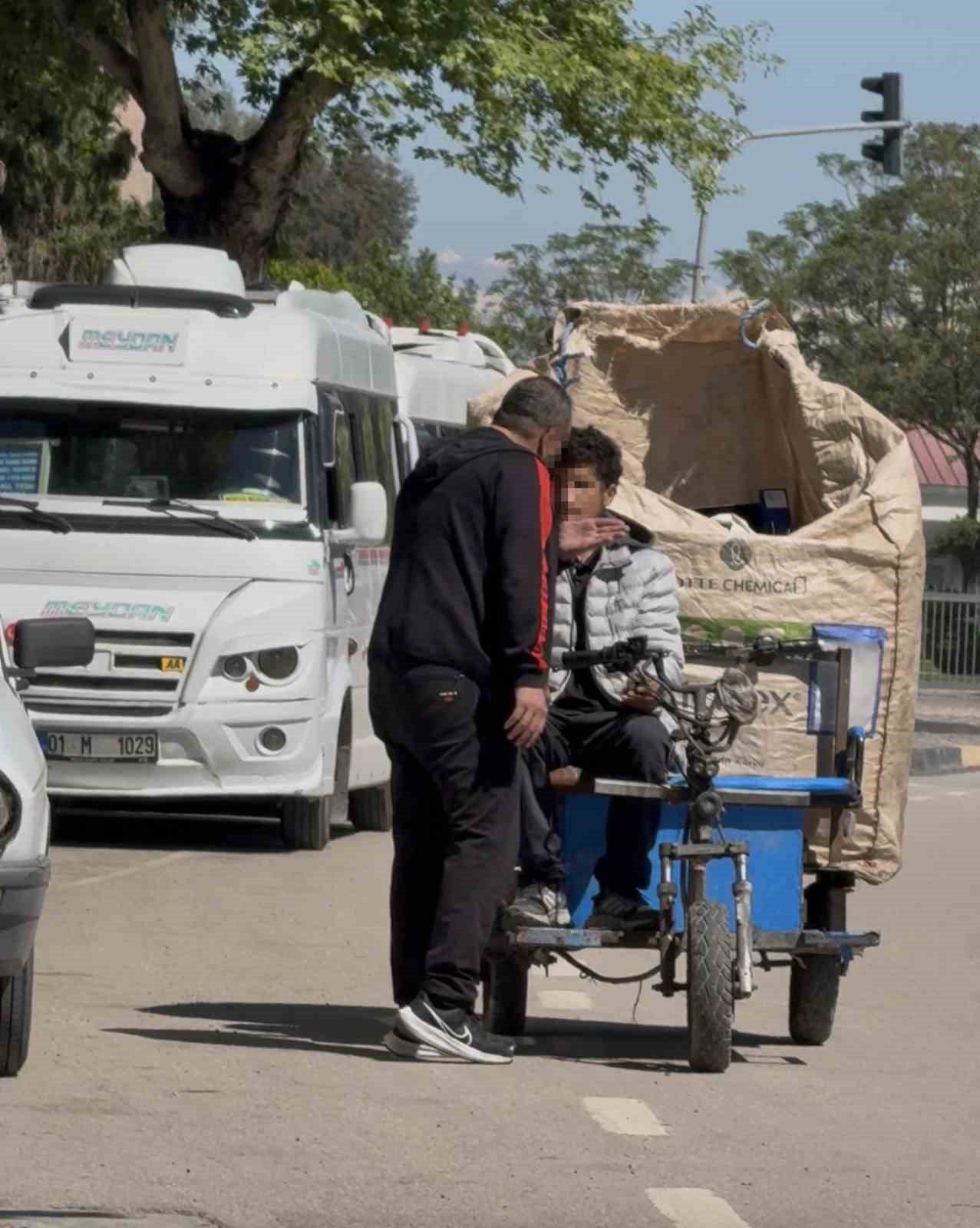 motosikletlinin yolunu kesip tehditler savurdu 1 845dMUqA