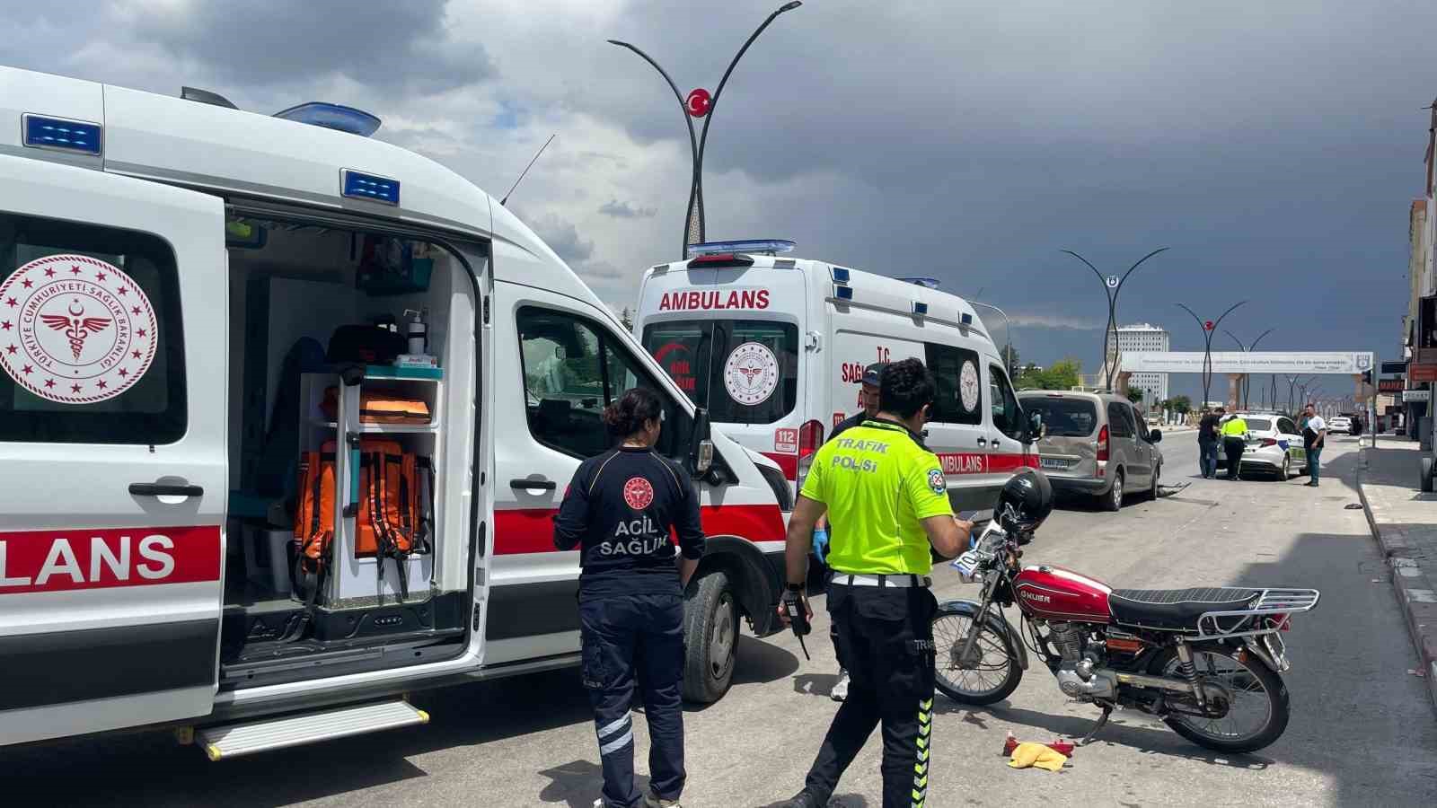Motosikletteki 2 kişinin ölümden döndüğü kaza kamerada 9 motosikletteki 2 kisinin olumden dondugu kaza kamerada 5 hTgiZ9wK