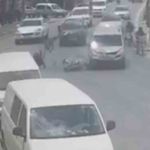 motosikletteki-2-kisinin-olumden-dondugu-kaza-kamerada-uLqhJOLk.jpg