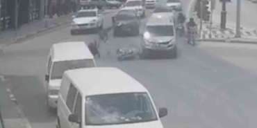motosikletteki-2-kisinin-olumden-dondugu-kaza-kamerada-uLqhJOLk.jpg