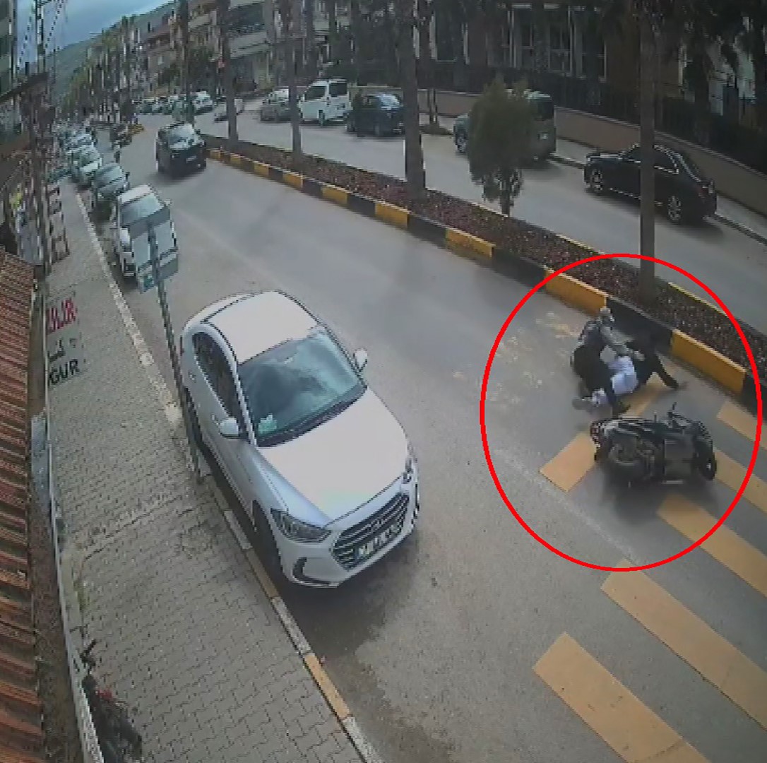motosikletteki 2 kisinin yere savruldugu anlar kamerada 0 wuICOy1n