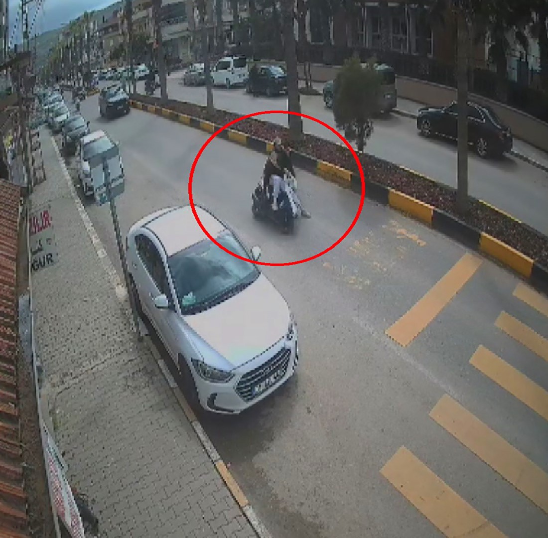 motosikletteki 2 kisinin yere savruldugu anlar kamerada 1