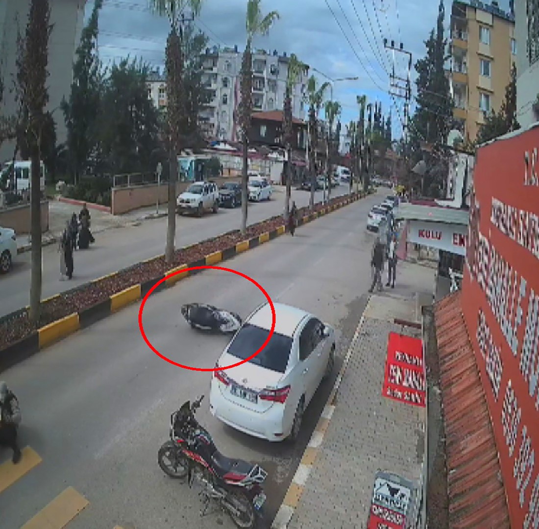 motosikletteki 2 kisinin yere savruldugu anlar kamerada 2