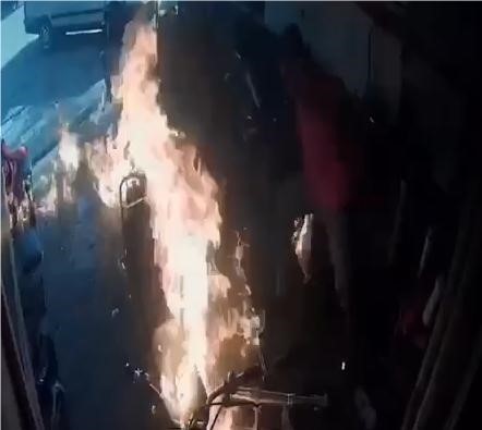 Motosikletteki yangına yanıcı maddeyle müdahale edince alevlerin arasında kaldılar: O anlar kamerada 5 motosikletteki yangina yanici maddeyle mudahale edince alevlerin arasinda kaldilar o anlar kamerada 1 hEEnGLO6