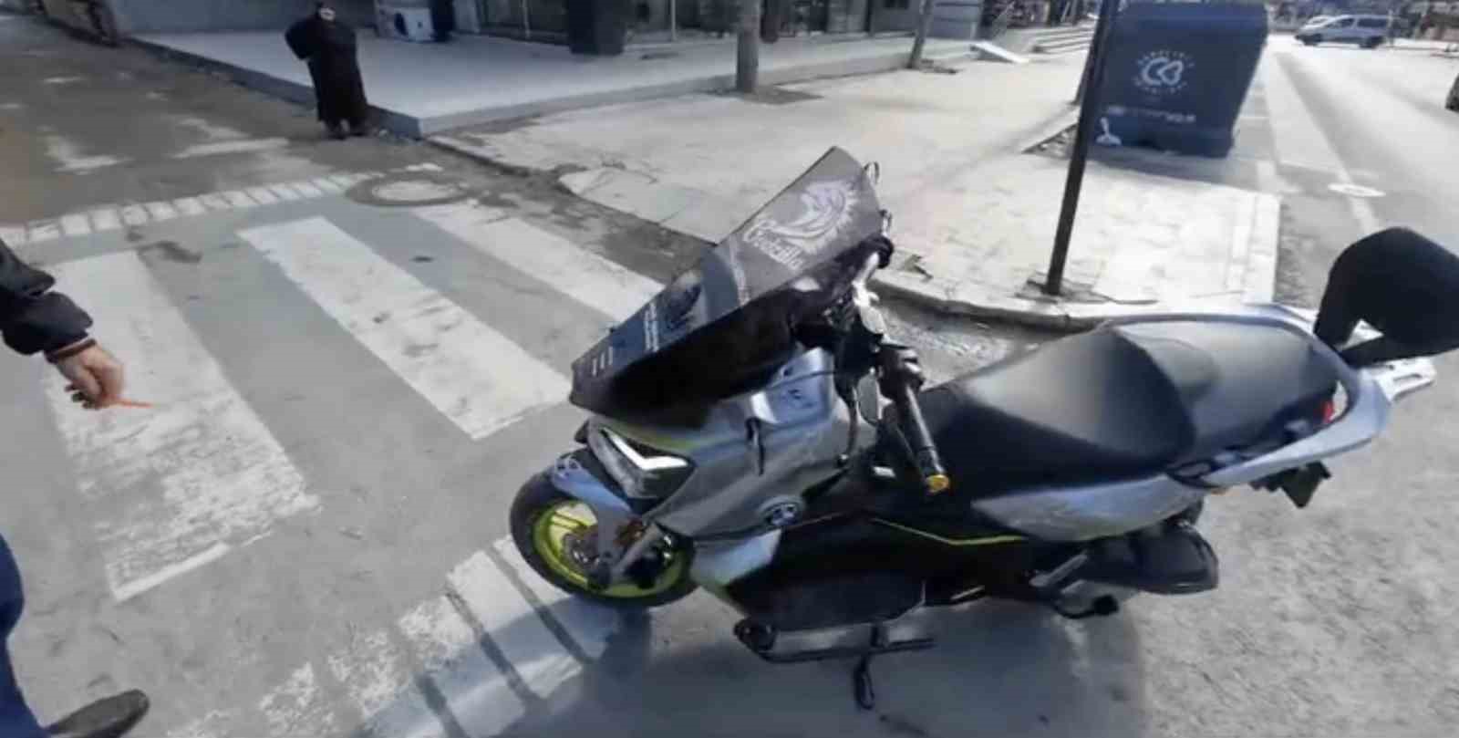 motosikletten inip yol vermekte direndi ben gecmem 1 jZq3A9aL