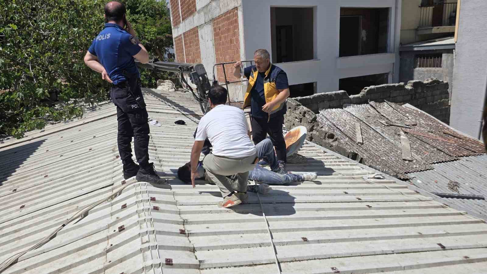 mudanyada can pazari6kattan devrilen vincte 2 isci yaralandi 0 XYgnvTrH