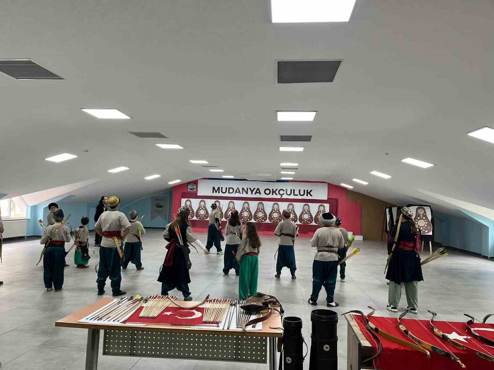 Mudanya’da öğrencilere yönelik okçuluk etkinliği büyük ilgi gördü 6 mudanyada ogrencilere yonelik okculuk etkinligi buyuk ilgi gordu 2 1rldCEun