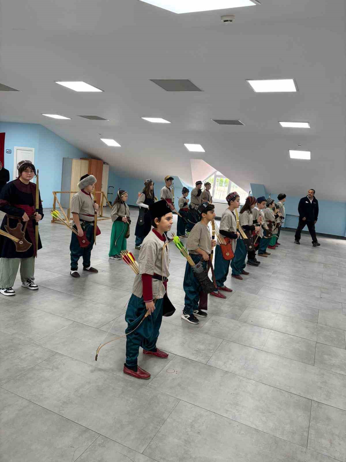 Mudanya’da öğrencilere yönelik okçuluk etkinliği büyük ilgi gördü 7 mudanyada ogrencilere yonelik okculuk etkinligi buyuk ilgi gordu 3 vCquIOTl
