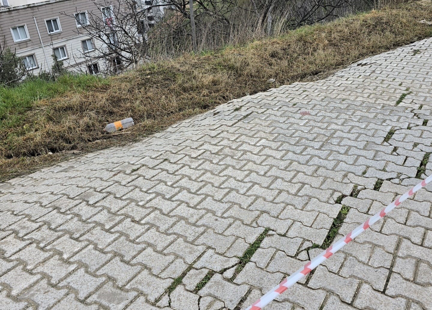 mudanyada yagmur sonrasi site onundeki yol coktu 2 WHYJPD4A