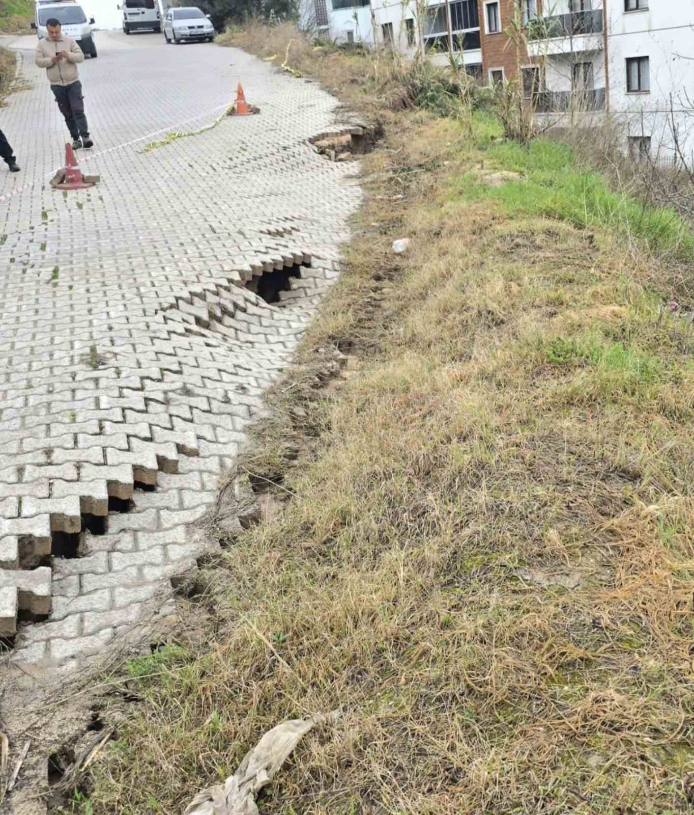 mudanyada yagmur sonrasi site onundeki yol coktu 4 tRR8RN9X