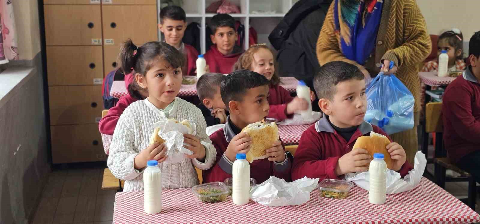 mudur bozyelden koy okulu ogrencilerine doner ve ayran surprizi 2 8JLEb9jk