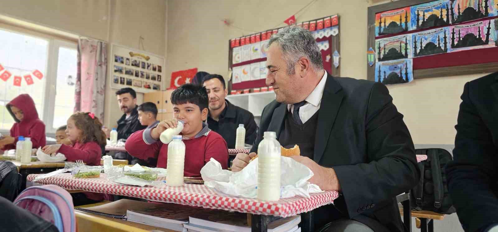 mudur bozyelden koy okulu ogrencilerine doner ve ayran surprizi 3 Z9ZFSwtR