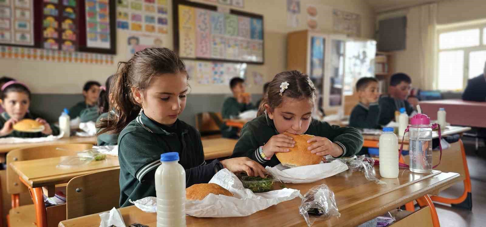 mudur bozyelden koy okulu ogrencilerine doner ve ayran surprizi 6 ccjRHEsY