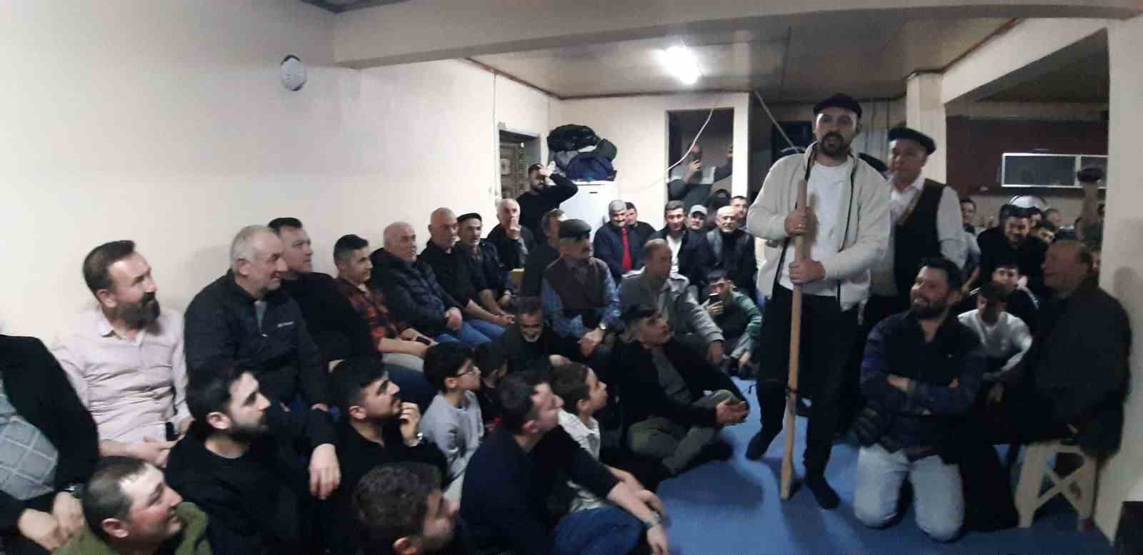 mudurnuda geleneksel birikme gecesinde gulduren anlar 3 XGTRALCq