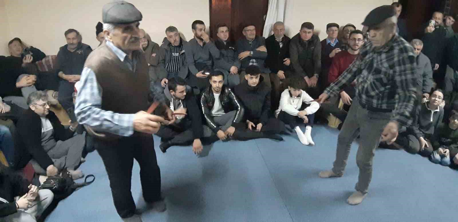mudurnuda geleneksel birikme gecesinde gulduren anlar 4 8GkjIJaw