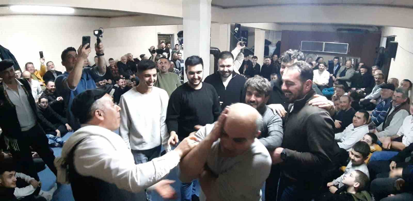 mudurnuda geleneksel birikme gecesinde gulduren anlar 5 A7VqklRP