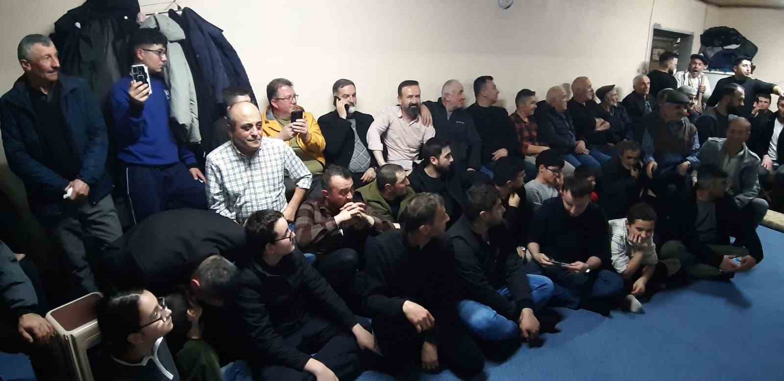 mudurnuda geleneksel birikme gecesinde gulduren anlar 6