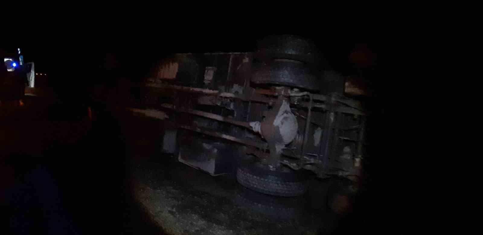 mudurnuda kamyon sarampole devrildi 1 yarali 2 JrktrFrB