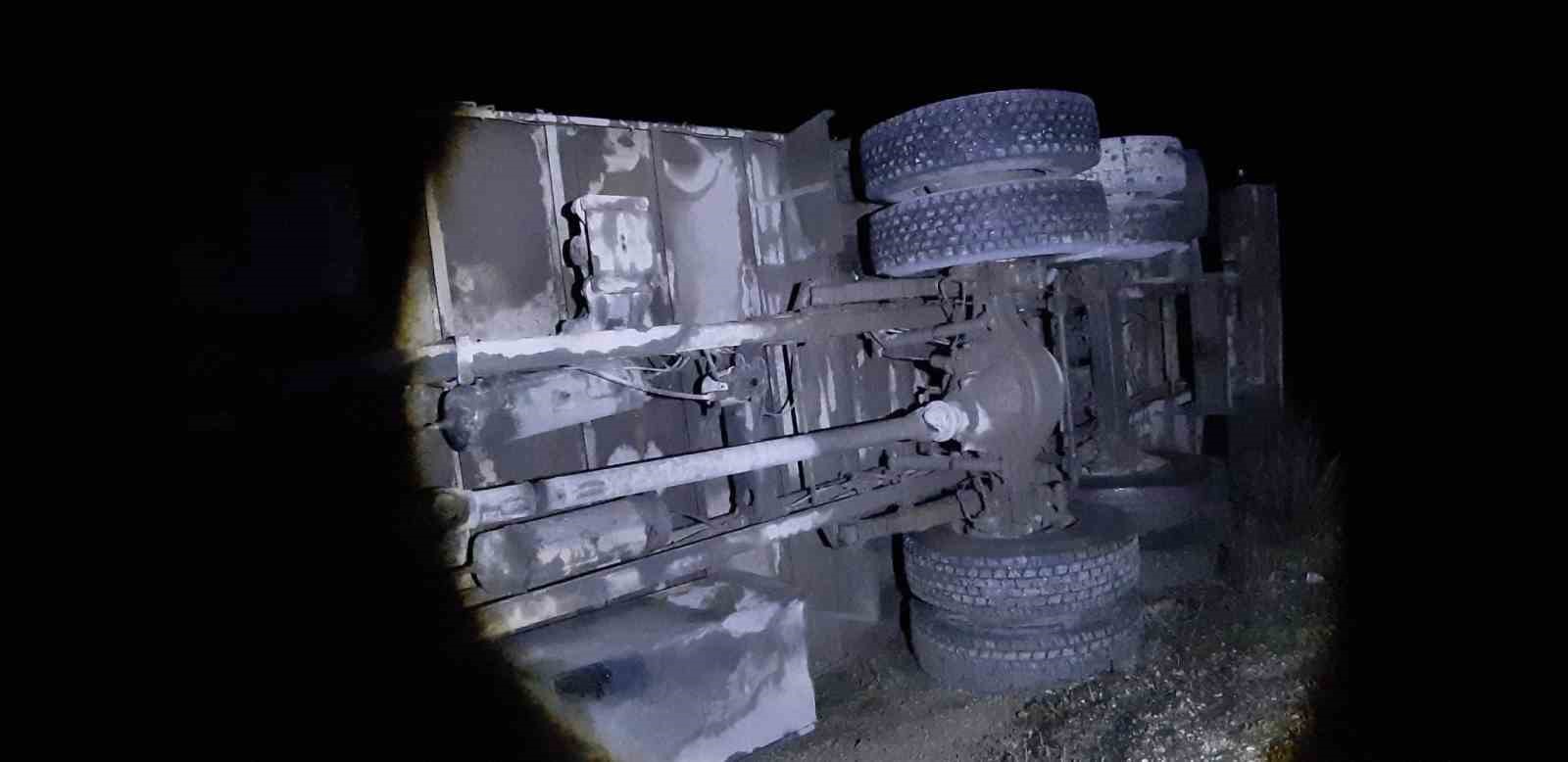 mudurnuda kamyon sarampole devrildi 1 yarali 4 isS2jZAz