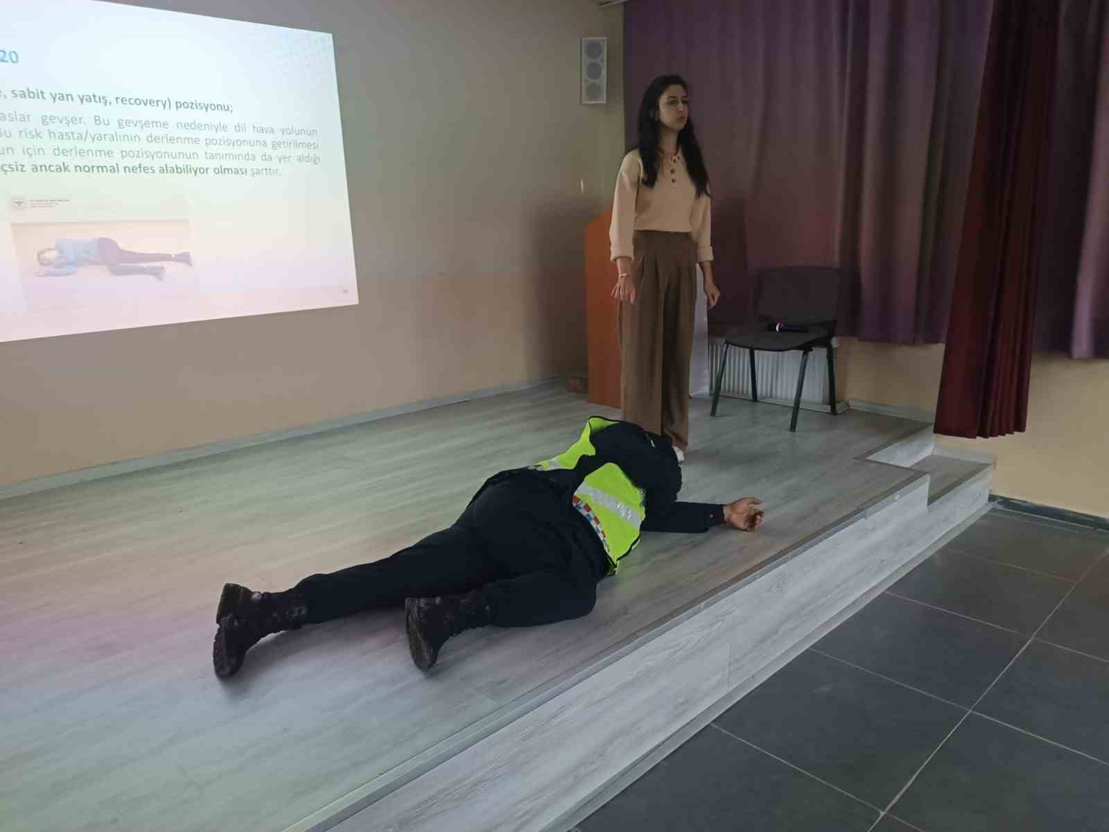 mudurnuda servis soforlerine ilk yardim egitimi verildi 0