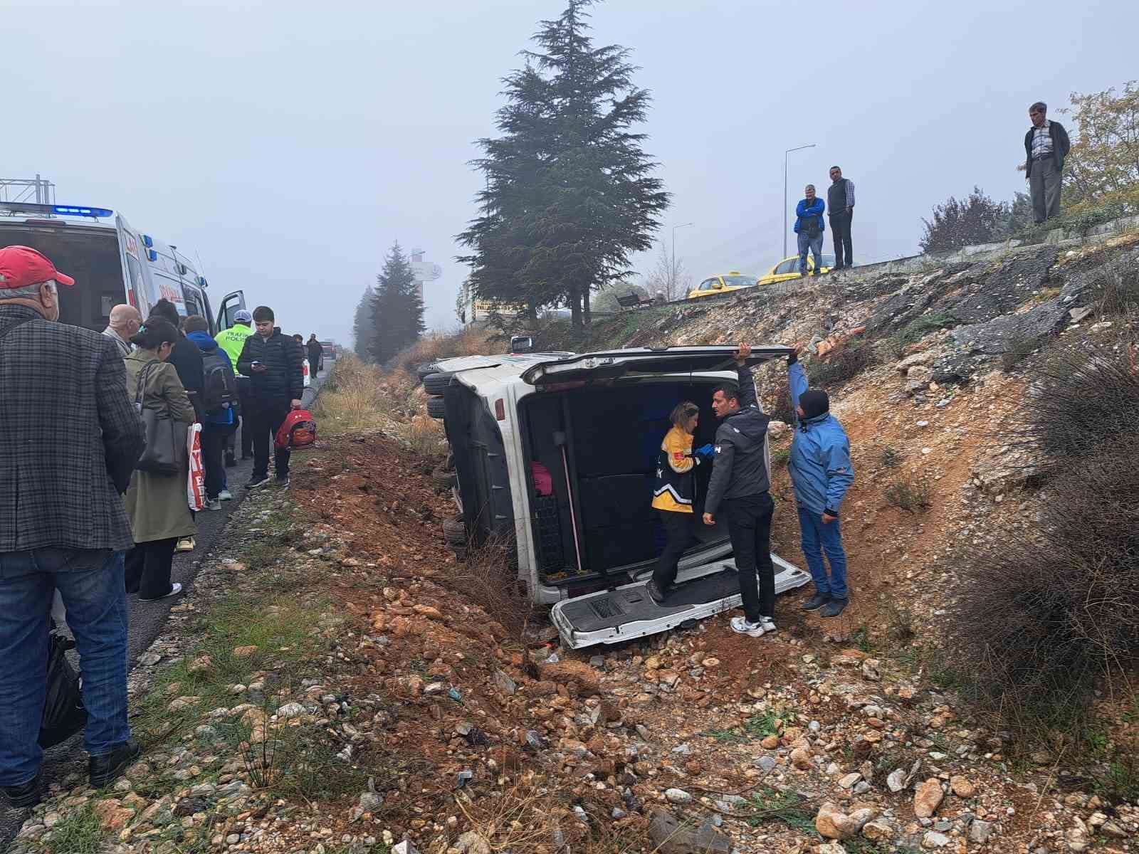 muglada yolcu minibusu devrildi 13 yarali 1