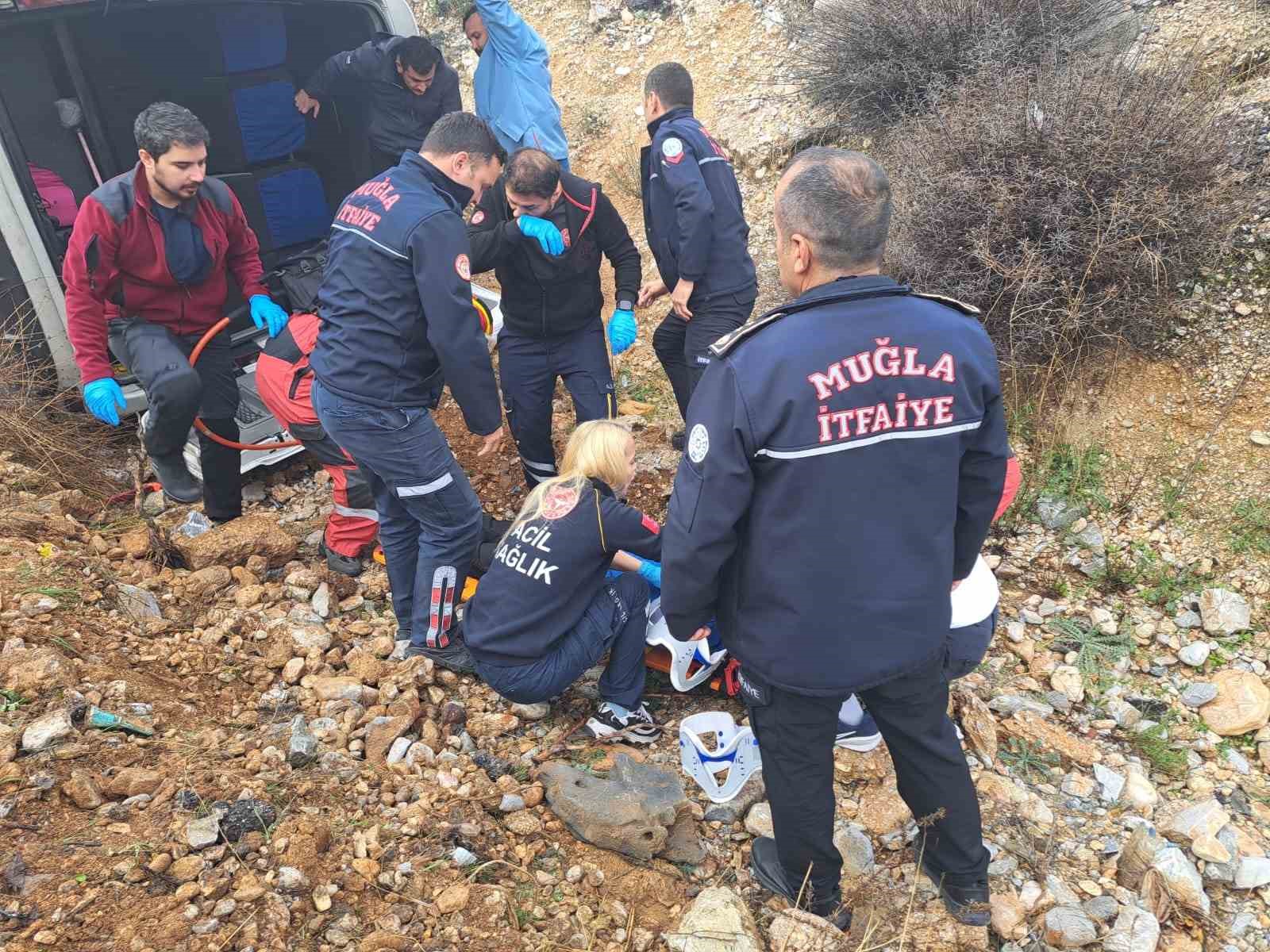 muglada yolcu minibusu devrildi 13 yarali 2 yEYqlwMU