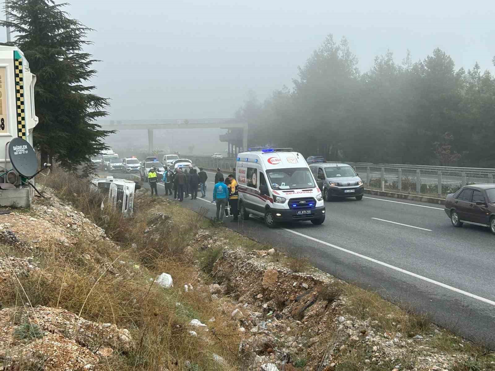 muglada yolcu minibusu devrildi 13 yarali 3 vqE33jnq