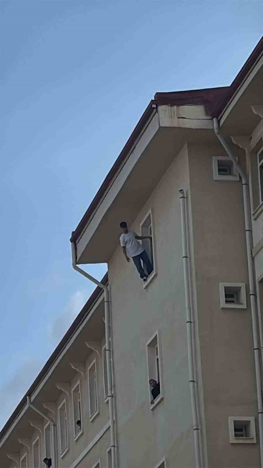 muglada yurdun penceresinden atlayan genc hayatini kaybetti 1 JqVnvBR6