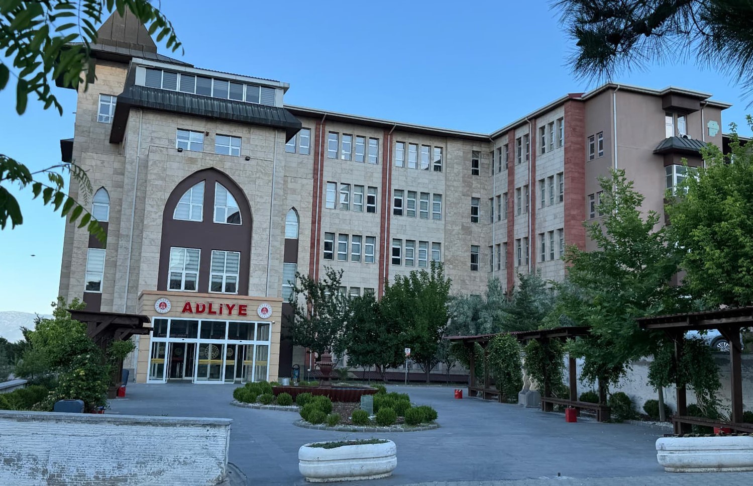 muhsin yazicioglu sorusturmalarina feto talimatiyla mudahale ettikleri one surulen sahislarin yargilandigi dava ertelendi 0 Jk39VLQ8