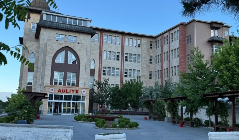 muhsin-yazicioglu-sorusturmalarina-feto-talimatiyla-mudahale-ettikleri-one-surulen-sahislarin-yargilandigi-dava-ertelendi-pBJrKM1B.jpg