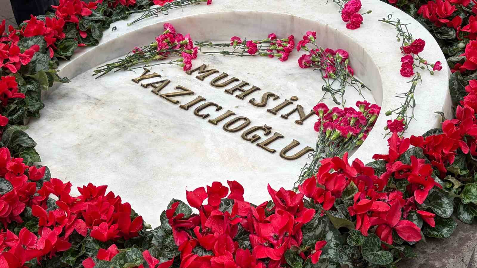 muhsin yazicioglu vefatinin 17 yildonumunde kabri basinda anildi 0 qtniTdKZ