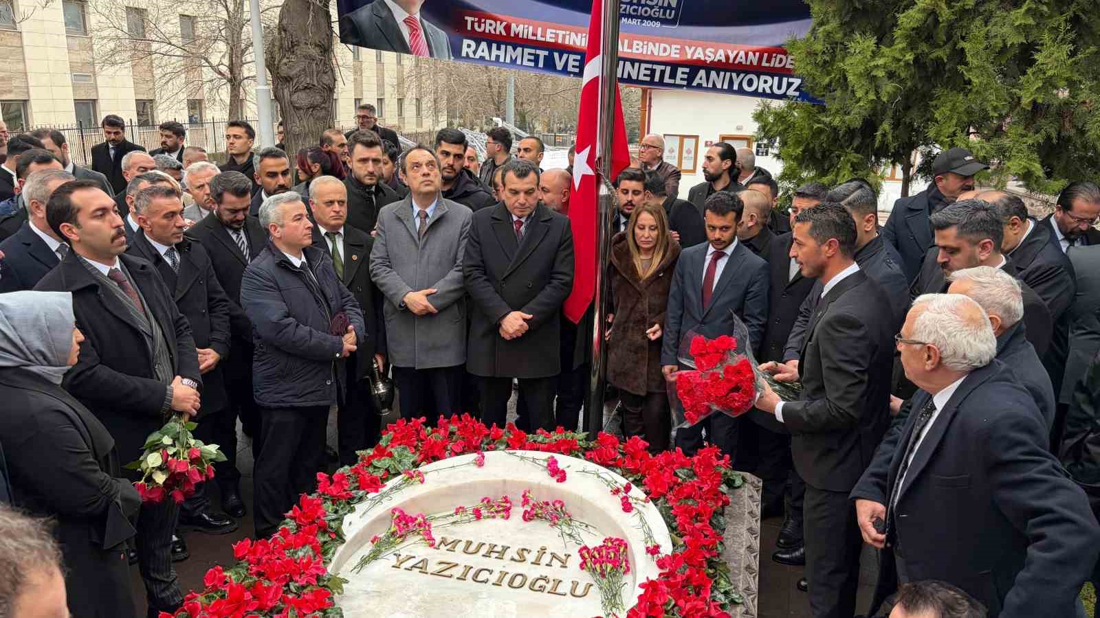 muhsin yazicioglu vefatinin 17 yildonumunde kabri basinda anildi 1 4vcAuvwj