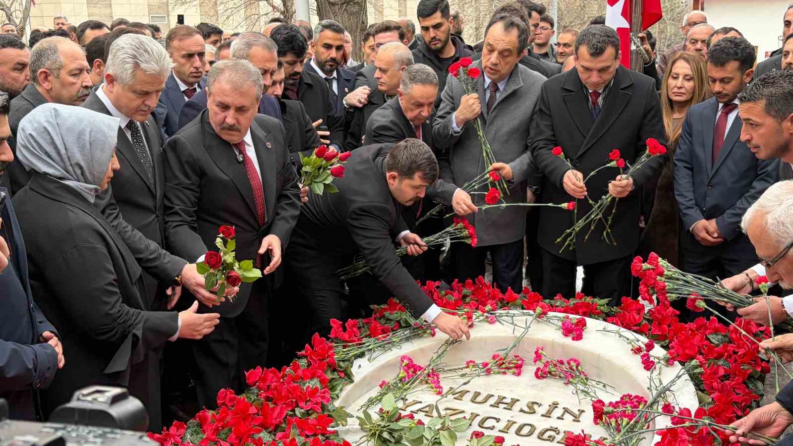 muhsin yazicioglu vefatinin 17 yildonumunde kabri basinda anildi 2 qGHuXksW