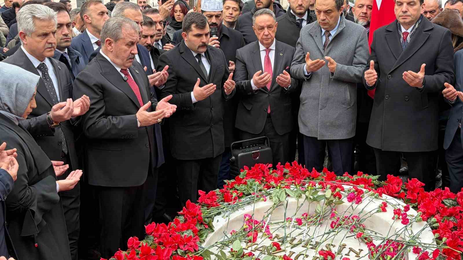 muhsin yazicioglu vefatinin 17 yildonumunde kabri basinda anildi 3 PkHBhSAm