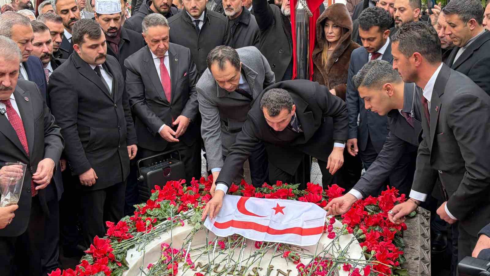 muhsin yazicioglu vefatinin 17 yildonumunde kabri basinda anildi 4