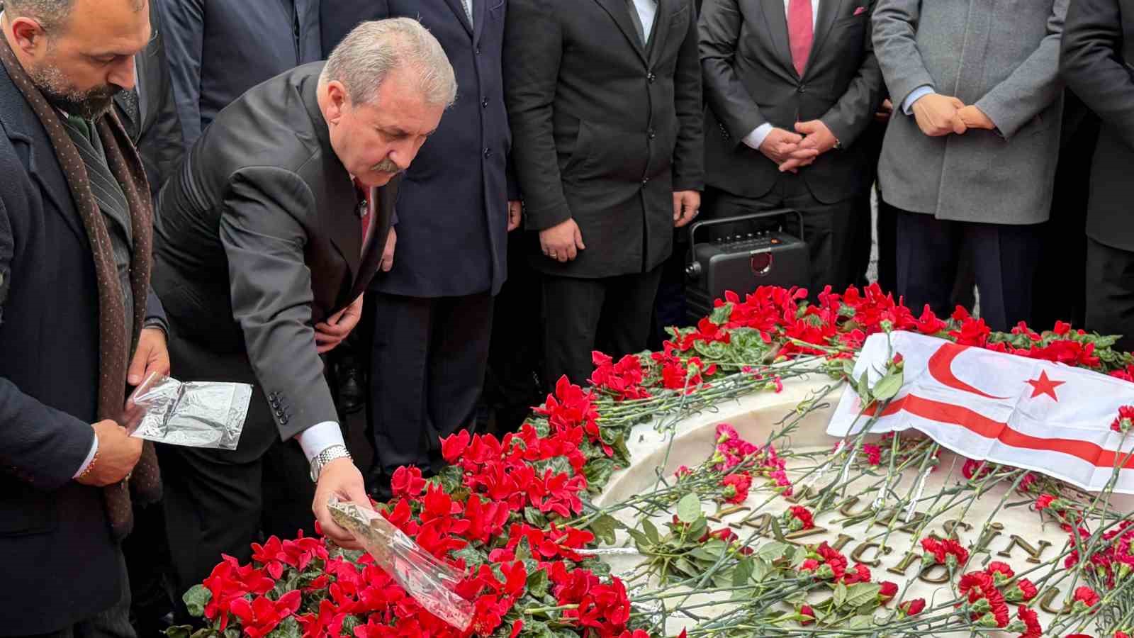 muhsin yazicioglu vefatinin 17 yildonumunde kabri basinda anildi 5 ZmtdzXla