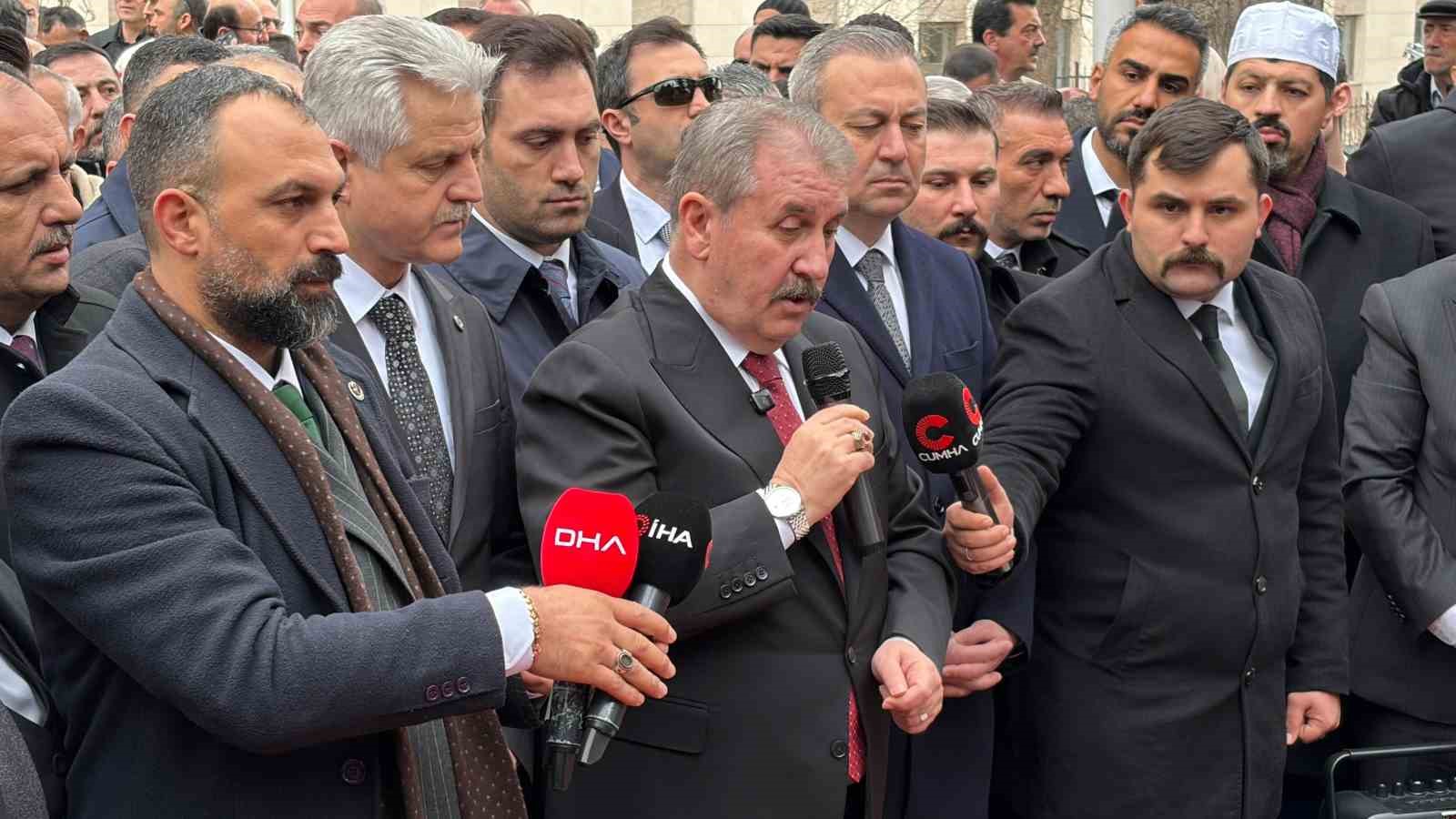 muhsin yazicioglu vefatinin 17 yildonumunde kabri basinda anildi 6