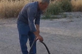 Park ettiği motosiklet alev topuna döndü, diğer araçlara sıçramaması için hayatını hiçe saydı 1 thumbnail