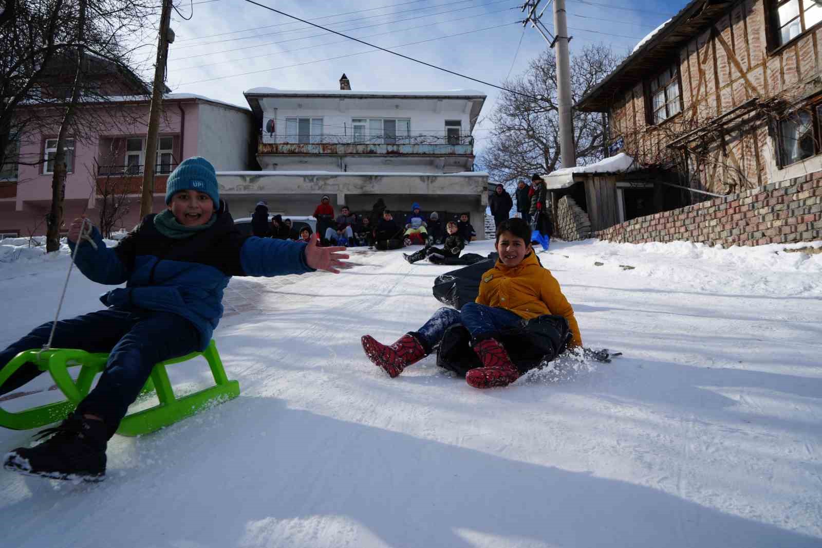 muhtarin yokusunda cocuklarin kar eglencesi 1