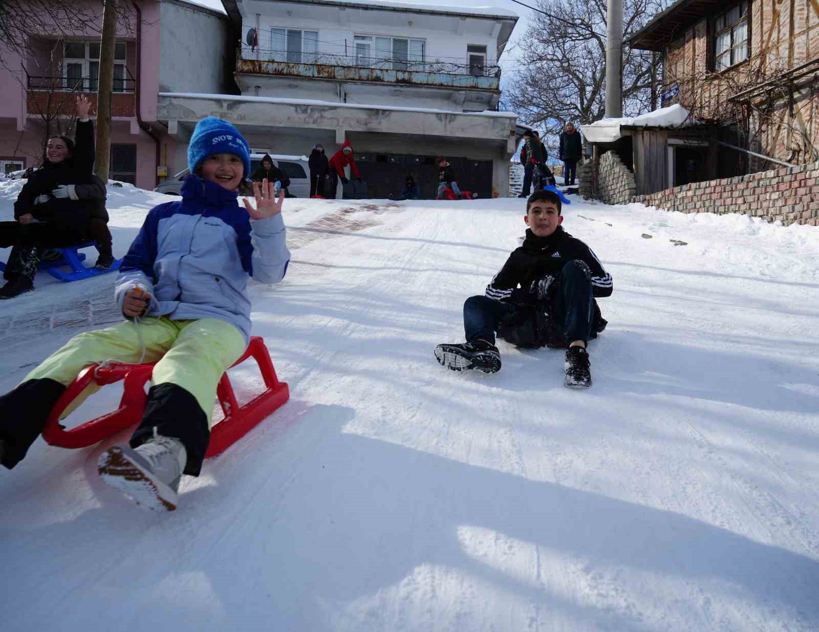 muhtarin yokusunda cocuklarin kar eglencesi 2 8XMd3zNw