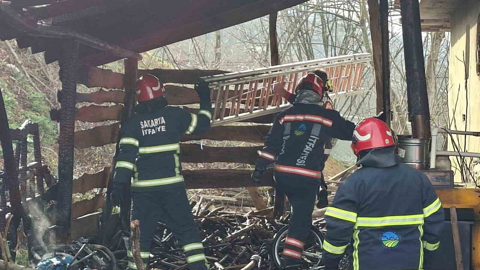 muhtemel faciayi itfaiye onledi odunluktaki yangin eve sicramadan sonduruldu 0