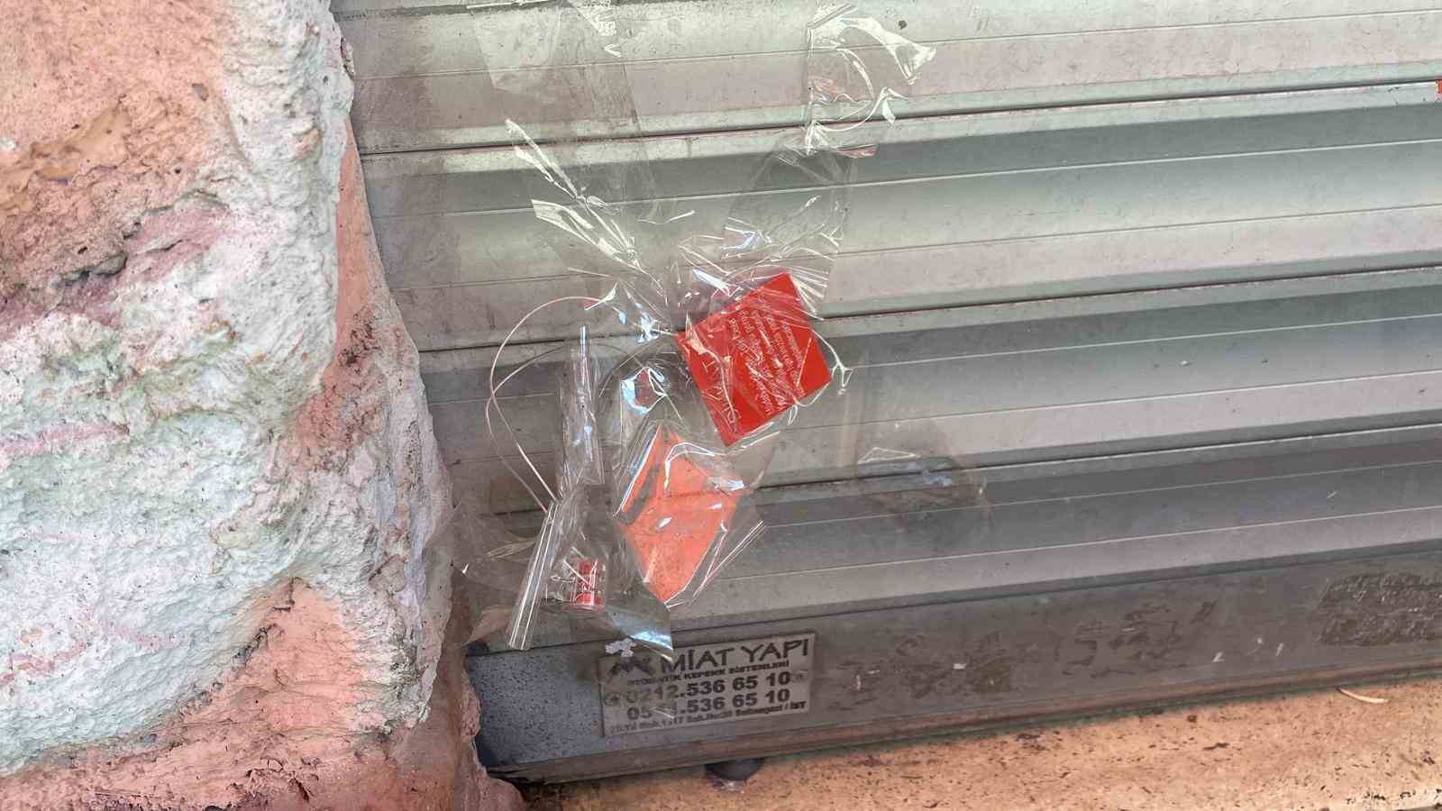 Mühürlü boş dükkandan yayılan kötü koku ekipleri harekete geçirdi 4 muhurlu bos dukkandan yayilan kotu koku ekipleri harekete gecirdi 0 ehtVIWr4