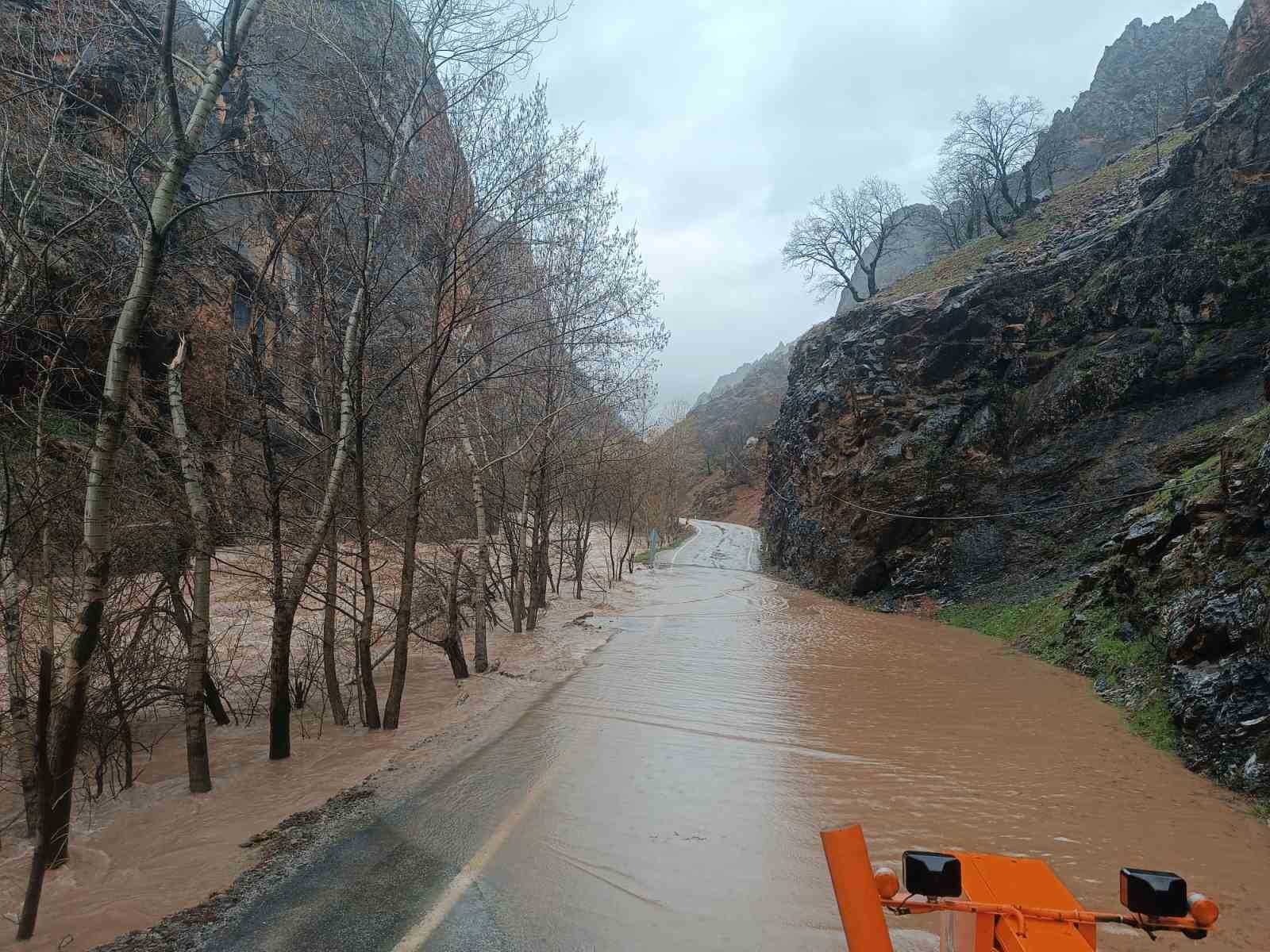 munzur nehri tasti tunceli ovacik yolunda ulasim durduruldu 0 8GbtJDW7