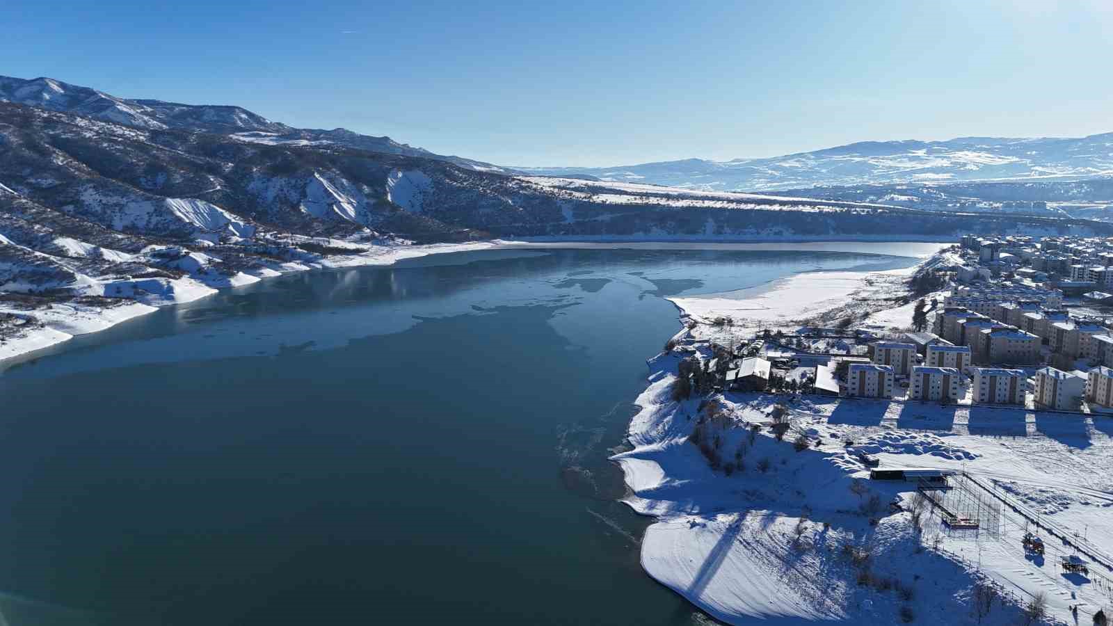 munzur nehrinin kiyisinda karlar altinda bir sehir tunceli havadan goruntulendi 0 IHCWyrEv
