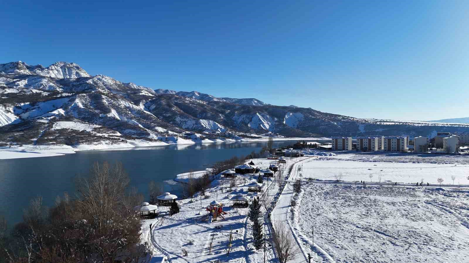 munzur nehrinin kiyisinda karlar altinda bir sehir tunceli havadan goruntulendi 1 CcgV6K8a