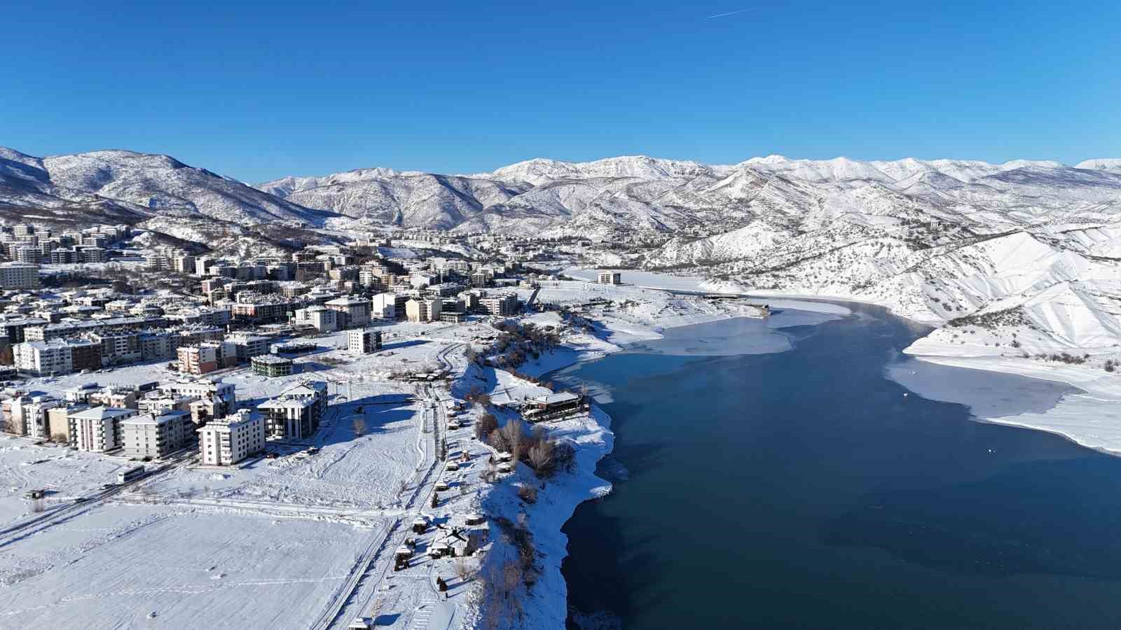 munzur nehrinin kiyisinda karlar altinda bir sehir tunceli havadan goruntulendi 2 9cHNPvOP